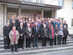 Foto Katholikenrat: die Katholikenratsmitglieder vor dem Fuldaer Bonifatiushaus